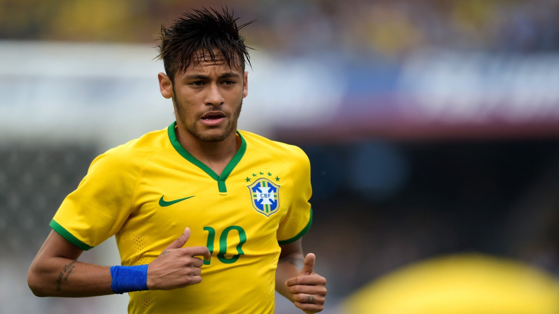 “高新体育中心：羽毛球选手们上演极限对决”