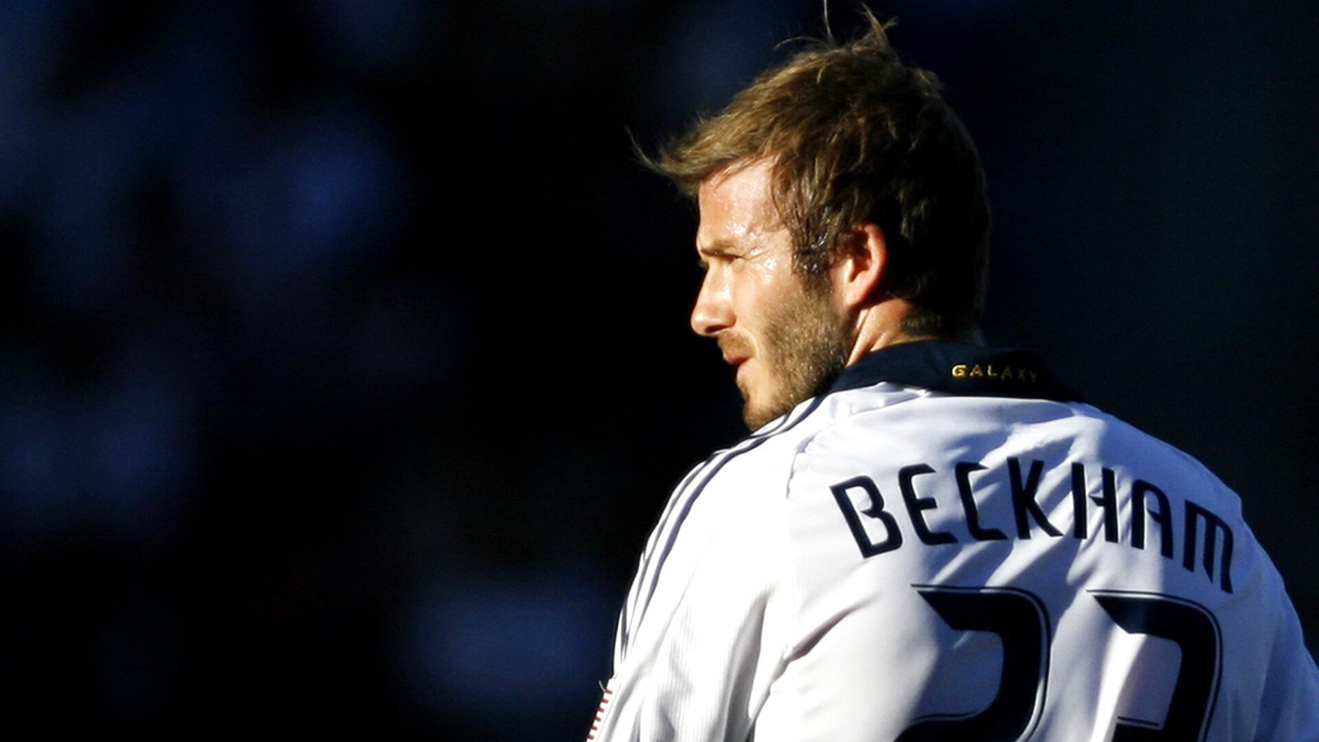 足球赛场比赛策略调整频繁，足球比赛对场地有什么规定